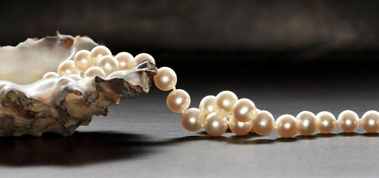Comparison of the surface imbricate structure of seawater pearls and freshwater pearls